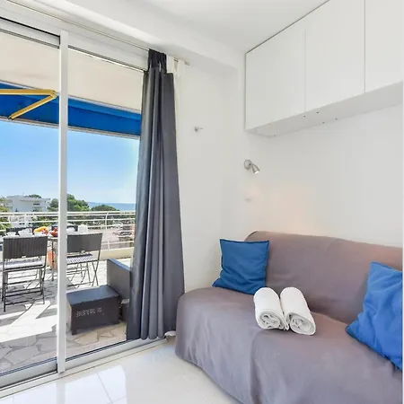 Cozy Top-floor 2-br Terrace And Sea View