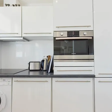 아파트 Cozy Top-floor 2-br Terrace And Sea View