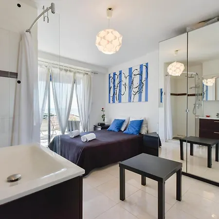 아파트 Cozy Top-floor 2-br Terrace And Sea View