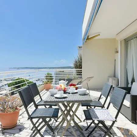 아파트 Cozy Top-floor 2-br Terrace And Sea View