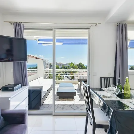 Cozy Top-floor 2-br Terrace And Sea View Cannes